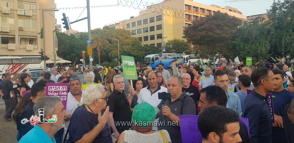 الاعلام الفلسطينية الى جانب الاسرائيلية في المظاهرة الضخمة ضد قانون القومية في تل ابيب